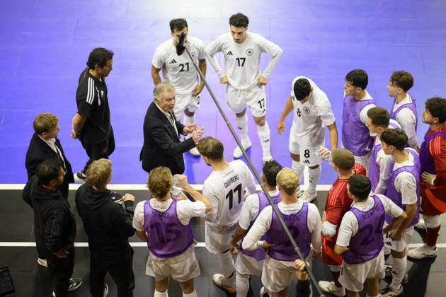National team coach Marcel Loosveld (GER) gives instructions during a timeout, gesturing, surrounded by players during the Futsal World Cup qualifying match between Germany and Lithuania (4–2) on October 18, 2026, at the Westenergie Sporthalle in Mülheim an der Ruhr, Germany
