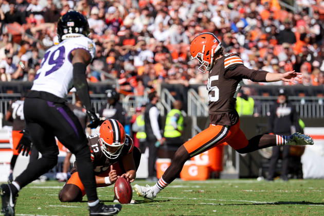 CLEVELAND, OH - OCTOBER 18: Cleveland Browns place kicker Andre Szmyt (25) kicks a 48-yard field goal during the third quarter of the National Football League game between the Baltimore Ravens and Cleveland Browns on October 18, 2026, at Huntington Bank Field in Cleveland, OH. (Photo by Frank Jansky Icon Sportswire) NFL, American Football Herren, USA OCT 18 Ravens at Browns EDITORIAL USE ONLY Icon261018018