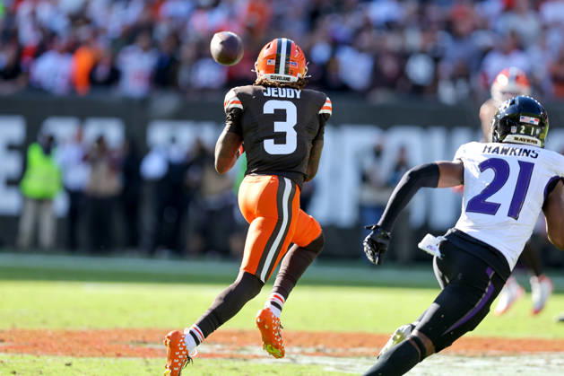 CLEVELAND, OH - OCTOBER 18: Cleveland Browns wide receiver Jerry Jeudy (3) makes a catch as Baltimore Ravens safety Jaylinn Hawkins (21) defends during the fourth quarter of the National Football League game between the Baltimore Ravens and Cleveland Browns on October 18, 2026, at Huntington Bank Field in Cleveland, OH. (Photo by Frank Jansky Icon Sportswire) NFL, American Football Herren, USA OCT 18 Ravens at Browns EDITORIAL USE ONLY Icon261018029