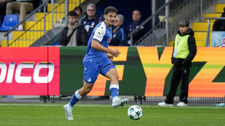 Sean Dulic TSG II, 3, on the ball, isolated figure, full-body shot, single frame, single photo, action, 10 18 2026, Sinsheim, Germany, soccer, 3rd Division, TSG 1899 Hoffenheim II vs. SC Verl, DFB and DFL regulations prohibit any use of photographs as image sequences and or quasi-video xozx