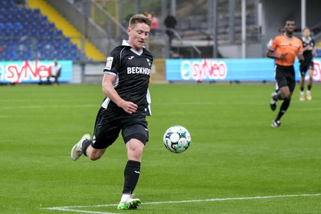 Dennis Waidner, Verl, 8, on the ball, cutout, full body, single image, single photo, action, October 18, 2026, Sinsheim, Germany, soccer, 3rd Division, TSG 1899 Hoffenheim II vs. SC Verl, DFB and DFL regulations prohibit any use of photographs as image sequences and or quasi-video xozx