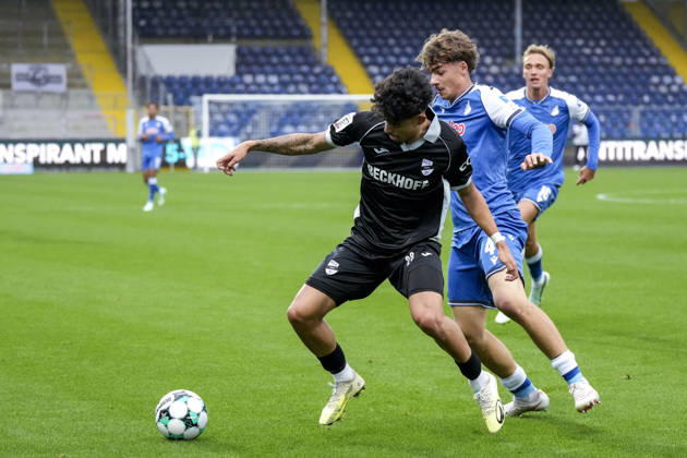 from left: Andre Leipold (Verl), 20; Maximilian Theuer (TSG II), 47; tackle, game scene, duel, tackle, tackling, dynamics, action, 18 10 2026, Sinsheim, Germany, soccer, 3rd League, TSG 1899 Hoffenheim II vs. SC Verl, DFB and DFL regulations prohibit any use of photographs as image sequences and or quasi-video xozx