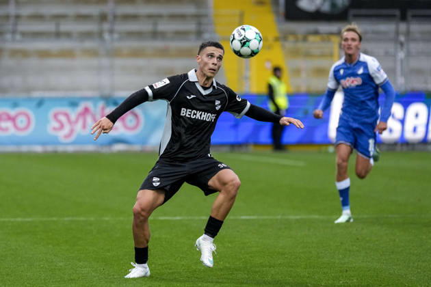 Almin Mesanovic Verl, 30, with the ball, cutout, full-body, single image, single photo, action, 18 10 2026, Sinsheim, Germany, soccer, 3rd Division, TSG 1899 Hoffenheim II vs. SC Verl, DFB and DFL regulations prohibit any use of photographs as image sequences and or quasi-video xozx