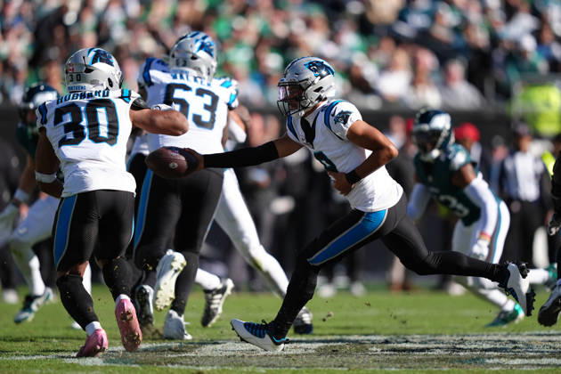 PHILADELPHIA, PA - OCTOBER 18: Carolina Panthers quarterback Bryce Young (9) hands the ball off to running back Chuba Hubbard (30) in the second half during the game between the Carolina Panthers and Philadelphia Eagles on October 18, 2026 at Lincoln Financial Field in Philadelphia, PA. (Photo by Kyle Ross Icon Sportswire) NFL, American Football Herren, USA OCT 18 Panthers at Eagles EDITORIAL USE ONLY Icon26101830
