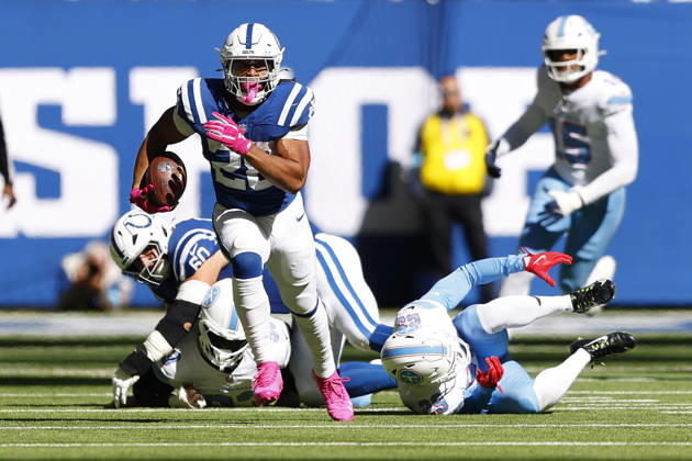 INDIANAPOLIS, IN - OCTOBER 18: Indianapolis Colts running back Jonathan Taylor (28) breaks away from the line of scrimmage in the first half of play during and NFL, American Football Herren, USA game between the Tennessee Titans and the Indianapolis Colts on October 18, 2026 at Lucas Oil Stadium at Indianapolis, IN. (Photo by Jeffrey Brown Icon Sportswire) NFL: OCT 18 Titans at Colts EDITORIAL USE ONLY Icon101826026