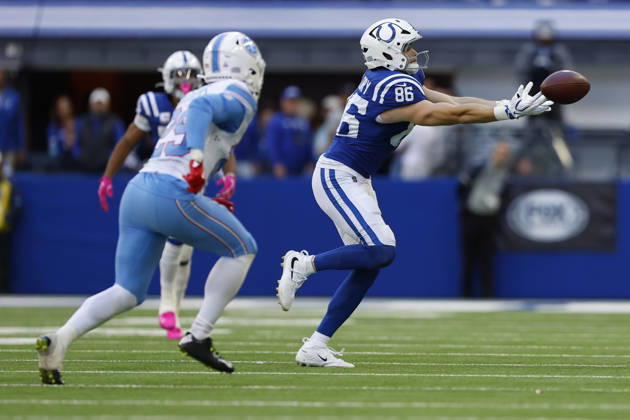 INDIANAPOLIS, IN - OCTOBER 18: Indianapolis Colts tight end Will Mallory (86) has the pass just go off his finger times late in the fourth quarrel of play during and NFL, American Football Herren, USA game between the Tennessee Titans and the Indianapolis Colts on October 18, 2026 at Lucas Oil Stadium at Indianapolis, IN. (Photo by Jeffrey Brown Icon Sportswire) NFL: OCT 18 Titans at Colts EDITORIAL USE ONLY Icon101826057
