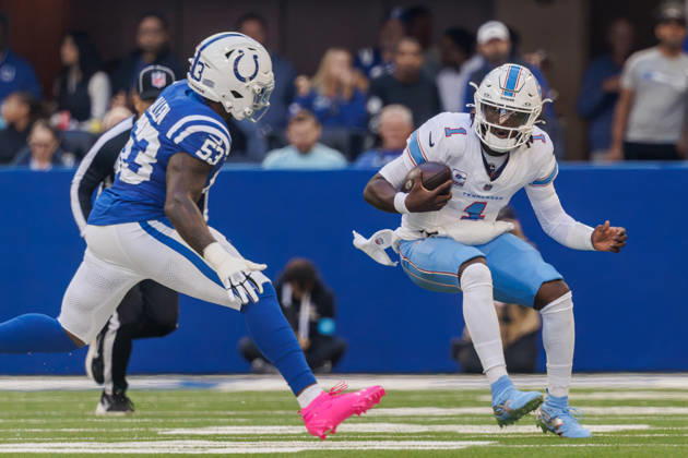 October 18, 2026, Indianapolis, Indiana, U.S: Tennessee Titans quarterback Cam Ward (1) is chased by Indianapolis Colts linebacker CJ Allen (53) on a run during the game between the Tennessee Titans and the Indianapolis Colts at Lucas Oil Stadium, Indianapolis, Indiana. NFL, American Football Herren, USA 2026 Titans 26-20 Colts  - ZUMAs304 20261018_zaf_s304_007 Copyright: xScottxStuartx