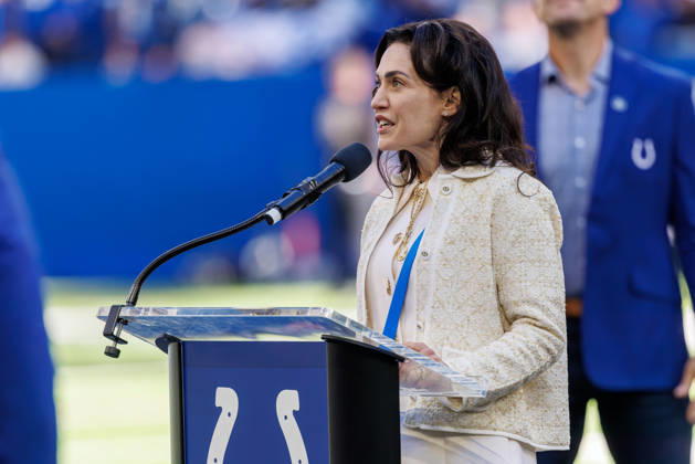 October 18, 2026, Indianapolis, Indiana, U.S: Indianapolis Colts Owner Carlie Irsay-Gordon speaks a the Colts Ring of Honor ceremony at halftime of the game between the Tennessee Titans and the Indianapolis Colts at Lucas Oil Stadium, Indianapolis, Indiana. Indianapolis U.S - ZUMAs304 20261018_zaf_s304_033 Copyright: xScottxStuartx
