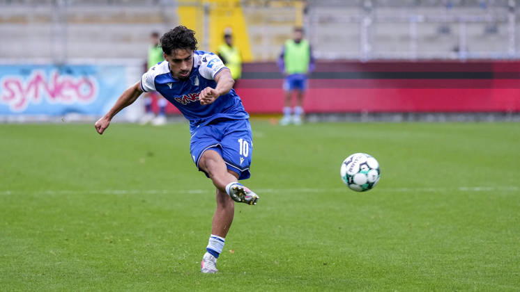 Yasin Zor TSG II, 10, on the ball, isolated figure, full-body shot, single frame, single photo, action, 18 10 2026, Sinsheim, Germany, soccer, 3rd Division, TSG 1899 Hoffenheim II vs. SC Verl, DFB and DFL regulations prohibit any use of photographs as image sequences and or quasi-video xozx