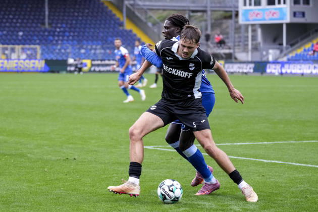 v li Nick Seidel Verl, 5, Blessing Makanda TSG II, 17, tackle, game scene, duel, tackle, tackling, dynamism, action, 18 10 2026, Sinsheim, Germany, soccer, 3rd Division, TSG 1899 Hoffenheim II vs. SC Verl, DFB and DFL regulations prohibit any use of photographs as image sequences and or quasi-video xozx