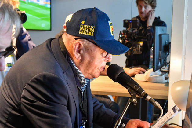 LEEUWARDEN, NETHERLANDS - OCTOBER 18: stadium announcer Rein de Vries during the Eredivisie 2026 27 match between SC Cambuur and AZ Alkmaar at Kooi Stadium on October 18, 2026 in Leeuwarden, Netherlands.  Copyright: xDijksxMedia MBxMediax
