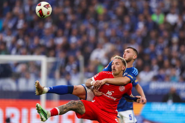 GELSENKIRCHEN, GERMANY - OCTOBER 17: Phillip Tietz of 1. FSV Mainz 05 and Hasan Kurucay of FC Schalke 04 battle for the ball during the Bundesliga 2026 27 match between FC Schalke 04 and 1. FSV Mainz 05 at Veltins-Arena on October 17, 2026 in Gelsenkirchen, Germany. Copyright: xRenexNijhuis MBxMediax