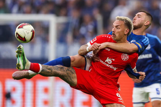 GELSENKIRCHEN, GERMANY - OCTOBER 17: Phillip Tietz of 1. FSV Mainz 05 and Hasan Kurucay of FC Schalke 04 battle for the ball during the Bundesliga 2026 27 match between FC Schalke 04 and 1. FSV Mainz 05 at Veltins-Arena on October 17, 2026 in Gelsenkirchen, Germany. Copyright: xRenexNijhuis MBxMediax