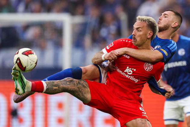GELSENKIRCHEN, GERMANY - OCTOBER 17: Phillip Tietz of 1. FSV Mainz 05 and Hasan Kurucay of FC Schalke 04 battle for the ball during the Bundesliga 2026 27 match between FC Schalke 04 and 1. FSV Mainz 05 at Veltins-Arena on October 17, 2026 in Gelsenkirchen, Germany. Copyright: xRenexNijhuis MBxMediax