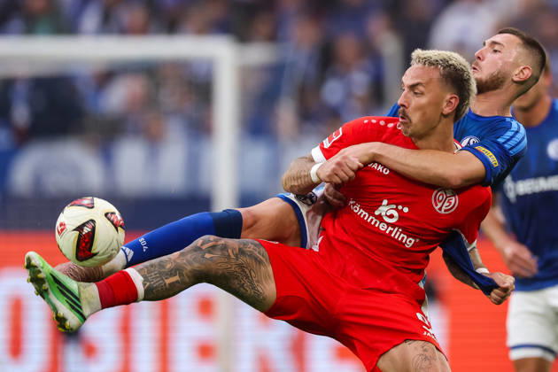 GELSENKIRCHEN, GERMANY - OCTOBER 17: Phillip Tietz of 1. FSV Mainz 05 and Hasan Kurucay of FC Schalke 04 battle for the ball during the Bundesliga 2026 27 match between FC Schalke 04 and 1. FSV Mainz 05 at Veltins-Arena on October 17, 2026 in Gelsenkirchen, Germany. Copyright: xRenexNijhuis MBxMediax