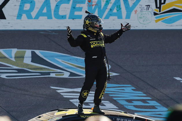 AVONDALE, AZ - OCTOBER 18: Tyler Reddick ( 45 23XI Racing ROCKSTAR ENERGY DRINK Toyota) celebrates with his team after winning the NASCAR, Motorsport, USA Cup Series Playoffs Freeway Insurance 500 on October 18, 2026, at Phoenix Raceway in Avondale, AZ. (Photo by Kevin Abele Icon Sportswire) AUTO: OCT 18 NASCAR Cup Series Playoffs Freeway Insurance 500 EDITORIAL USE ONLY Icon261018006500