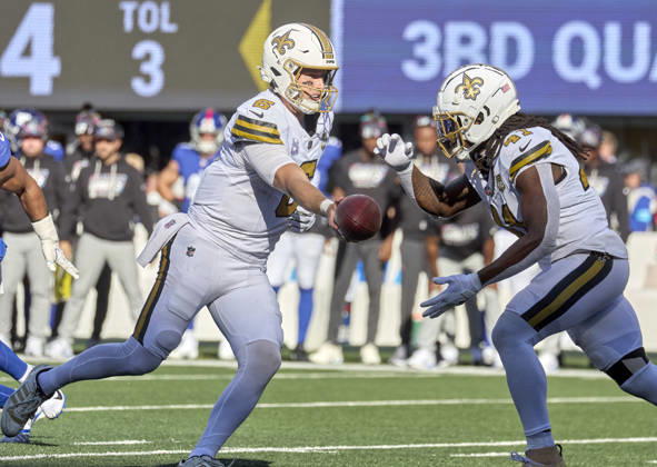 NFL, American Football Herren, USA 2026: Saints Vs Giants SEP 13 New Orleans Saints quarterback Tyler Shough (6) hands off to running back Alvin Kamara (41) against the New York Giants during a NFL game at MetLife Stadium in East Rutherford, New Jersey. Duncan Williams CSM (Credit Image: Duncan Williams Cal Media) East Rutherford New Jersey United States EDITORIAL USE ONLY Copyright: xx ZUMA-20261018_zma_c04_146.jpg DuncanxWilliamsx csmphotothree535862