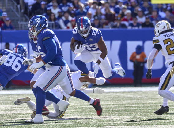 NFL, American Football Herren, USA 2026: Saints Vs Giants SEP 13 New York Giants running back Najee Harris (23) gets tripped up by New Orleans Saints safety Jonas Sanker (7) during a NFL game at MetLife Stadium in East Rutherford, New Jersey. Duncan Williams CSM (Credit Image: Duncan Williams Cal Media) East Rutherford New Jersey United States EDITORIAL USE ONLY Copyright: xx ZUMA-20261018_zma_c04_145.jpg DuncanxWilliamsx csmphotothree535863