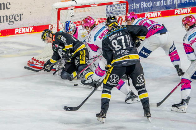 October 18, 2026, xkkux, Ice Hockey, DEL, Krefeld Pinguine vs. Eisbären Berlin, 2026–27 Season, YAYLA Arena, Krefeld: Adam Smith (Eisbären Berlin 04), Brandon Davidson (Eisbären Berlin 44), Markus Vikingstad (Eisbären Berlin 37) defend the goal with goalie Jonas Neffin (Eisbären Berlin 75) against Philip Gogulla (Krefeld Pinguine 87) and Adam Payerl (Krefeld Pinguine 90 North Rhine-Westphalia, Germany