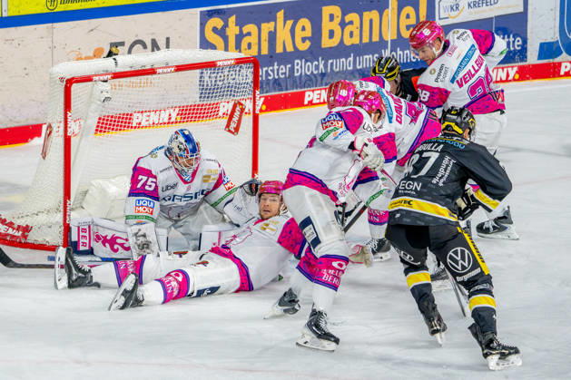 October 18, 2026, xkkux, Ice Hockey, DEL, Krefeld Pinguine vs. Eisbären Berlin, 2026–27 Season, YAYLA Arena, Krefeld: Adam Smith (Eisbären Berlin 04), Brandon Davidson (Eisbären Berlin 44), Markus Vikingstad (Eisbären Berlin 37) defend the goal with goalie Jonas Neffin (Eisbären Berlin 75) against Philip Gogulla (Krefeld Pinguine 87) and Max Newton (Krefeld Pinguine) 37 North Rhine-Westphalia, Germany