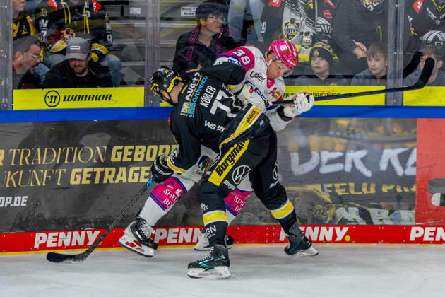 October 18, 2026, xkkux, Ice Hockey, DEL, Krefeld Pinguine vs. Eisbären Berlin, 2026–27 Season, YAYLA Arena, Krefeld; Mick Köhler (Krefeld Pinguine, 77) in a one-on-one battle against Yannick Veilleux (Eisbären Berlin, 38); North Rhine-Westphalia, Germany