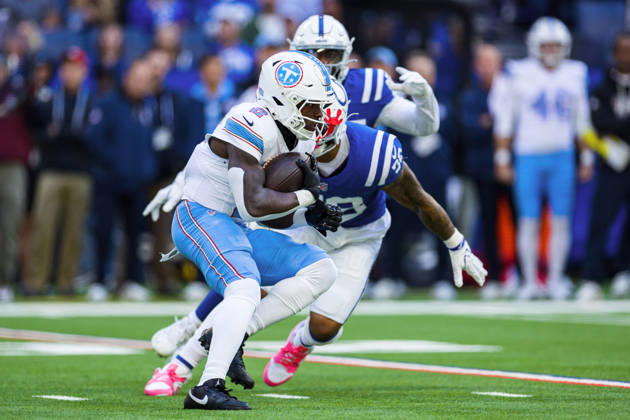 Oct 18, 2026; Indianapolis, IN, USA; Tennessee Titans running back Tyjae Spears (2) runs with the ball during NFL, American Football Herren, USA game action against the Indianapolis Colts at Lucas Oil Stadium. Mandatory Credit: -Cal Media Indianapolis USA - ZUMAc04_ 20261018_zma_c04_028 Copyright: xJohnxMersitsx
