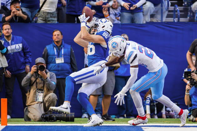 NFL, American Football Herren, USA 2026: Titans Vs Colts OCT 18 Oct 18, 2026; Indianapolis, IN, USA; Indianapolis Colts tight end Will Mallory (86) attempts to catch the ball as Tennessee Titans safety Kevin Winston Jr. (23) defends during NFL game action at Lucas Oil Stadium. Mandatory Credit: John Mersits-Cal Media (Credit Image: Â John Mersits Cal Sport Media) Indianapolis In USA EDITORIAL USE ONLY Copyright: xx ZUMA-20261018_zma_c04_330.jpg JohnxMersitsx csmphotothree536018