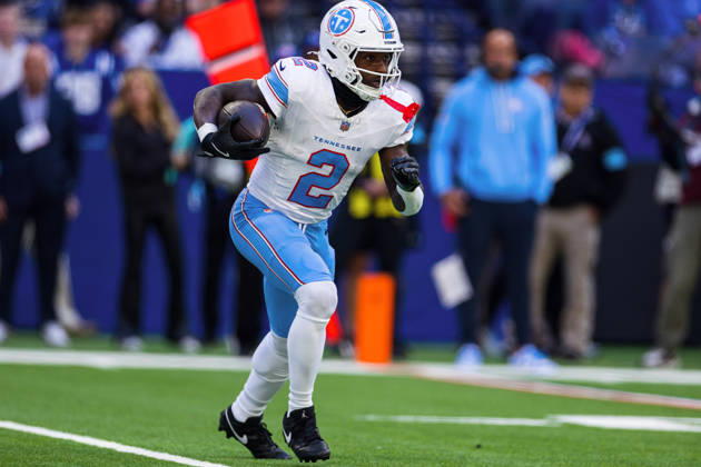 Oct 18, 2026; Indianapolis, IN, USA; Tennessee Titans running back Tyjae Spears (2) runs with he ball during NFL, American Football Herren, USA game action against the Indianapolis Colts at Lucas Oil Stadium. Mandatory Credit: -Cal Media Indianapolis USA - ZUMAc04_ 20261018_zma_c04_251 Copyright: xJohnxMersitsx