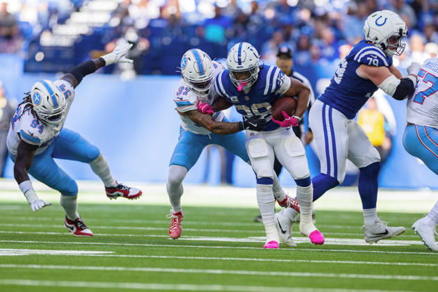 Oct 18, 2026; Indianapolis, IN, USA; Indianapolis Colts running back Jonathan Taylor (28) runs with the ball as Tennessee Titans safety Amani Hooker (37) pursues during NFL, American Football Herren, USA game action at Lucas Oil Stadium. Mandatory Credit: -Cal Media Indianapolis USA - ZUMAc04_ 20261018_zma_c04_317 Copyright: xJohnxMersitsx