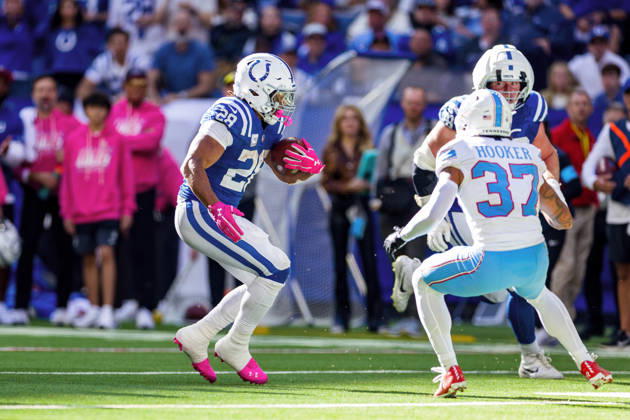 Oct 18, 2026; Indianapolis, IN, USA; Indianapolis Colts running back Jonathan Taylor (28) runs with the ball during NFL, American Football Herren, USA game action against the Tennessee Titans at Lucas Oil Stadium. Mandatory Credit: -Cal Media Indianapolis USA - ZUMAc04_ 20261018_zma_c04_334 Copyright: xJohnxMersitsx