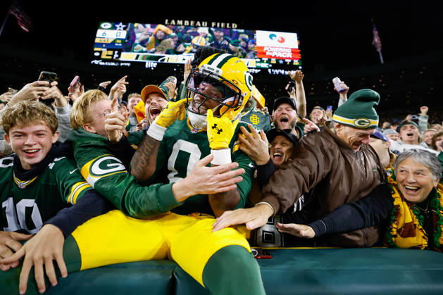 NFL, American Football Herren, USA 2026: Cowboys Vs Packers OCT 18 Oct 18, 2026; Green Bay, WI, USA; Green Bay Packers wide receiver Matthew Golden (0) celebrates the Lambeau Leap after catching a 9 yard touchdown during the NFL game against the Dallas Cowboys at Lambeau Field. Mandatory Credit: Darren Lee-Cal Media. (Credit Image: Â Darren Lee Cal Sport Media) Green Bay Wi USA EDITORIAL USE ONLY Copyright: xx ZUMA-20261018_zma_c04_471.jpg DarrenxLeex csmphotothree536194