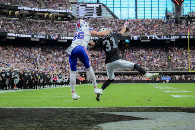 October 18, 2026, Las Vegas, Nevada, USA: STOKES 31 of Las Vegas raiders intercept the pass during week 6 NFL, American Football Herren, USA game at the Allegiant stadium in Las Vegas. The Buffalo Bills Defeated The Las Vegas Raiders 33-30  - ZUMAo117 20261018_zsp_o117_024 Copyright: xMikaelxOnax