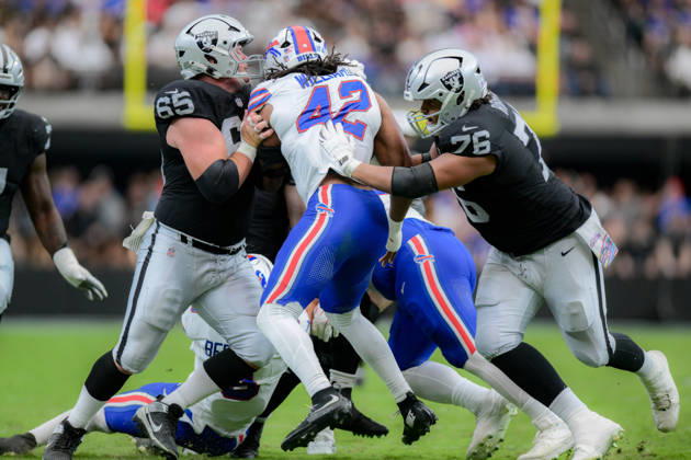 October 18, 2026, Las Vegas, Nevada, USA: DORIAN WILLIAMS 42 of the Buffalo Bills collide in a physical battle at the line during week 6 NFL, American Football Herren, USA game at the Allegiant stadium in Las Vegas. The Buffalo Bills Defeated The Las Vegas Raiders 33-30  - ZUMAo117 20261018_zsp_o117_028 Copyright: xMikaelxOnax