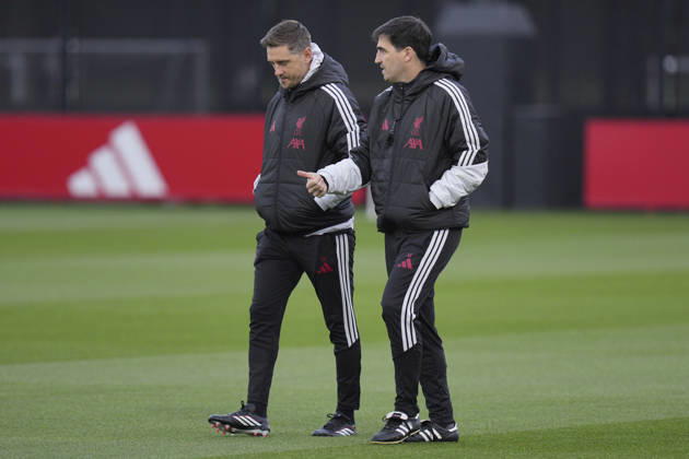 Liverpool Training, Champions League Liverpool FC manager Andoni Iraola speaks with one of his coaches as they walk out to the pitches during the Liverpool Training Session ahead of the UEFA Champions League Matchday 3 v Villarreal CF, AXA Training Centre, Liverpool, United Kingdom on 19 October 2026 Credit: Steve Flynn Every Second Media Editorial use only. All images are copyright Every Second Media Limited. No images may be reproduced without prior permission. Copyright: xIMAGO EveryxSecondxMediax ESM-2242-0002 StevexFlynnx xEveryxSecondxMediax