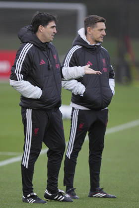 Liverpool Training, Champions League Liverpool FC manager Andoni Iraola speaks with one of his coaches during the Liverpool Training Session ahead of the UEFA Champions League Matchday 3 v Villarreal CF, AXA Training Centre, Liverpool, United Kingdom on 19 October 2026 Credit: Steve Flynn Every Second Media Editorial use only. All images are copyright Every Second Media Limited. No images may be reproduced without prior permission. Copyright: xIMAGO EveryxSecondxMediax ESM-2242-0003 StevexFlynnx xEveryxSecondxMediax