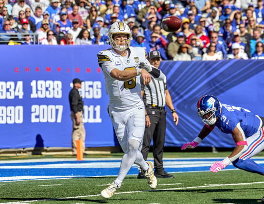 New Orleans Saints quarterback Tyler Shough (6) in action against the New York Giants during a NFL, American Football Herren, USA game at MetLife Stadium in East Rutherford, New Jersey. CSM East Rutherford United States - ZUMAc04_ 20261019_zma_c04_028 Copyright: xDuncanxWilliamsx
