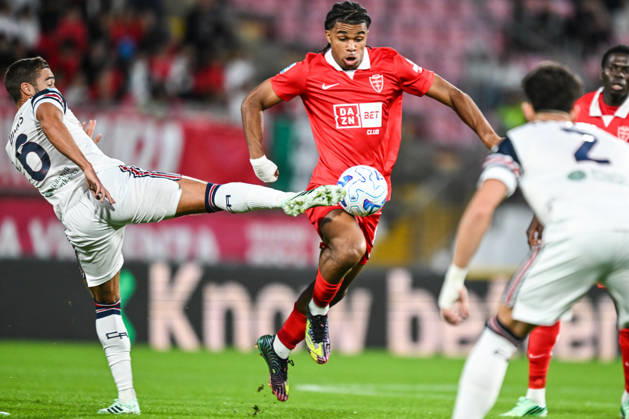 Manga Foe Ondoa of AC Monza fights for the ball with Harry Winks of Cagliari Calcio during the Serie A soccer match between AC Monza and Cagliari Calcio the Brianteo Stadium in Monza, north Italy - October 19, 2026. - Soccer.  Copyright: xTizianoxBallabio LaPressex