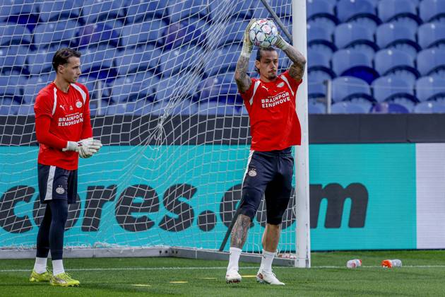 PORTO , 19-10-2026 , Estadio do Dragao , season 2026 2027 , UEFA Champions League football , press conference, PK, Pressekonferenz PSV , Picture shows PSV Goalkeeper Nick Olij Press conference and training PSV  x208823068x Copyright: