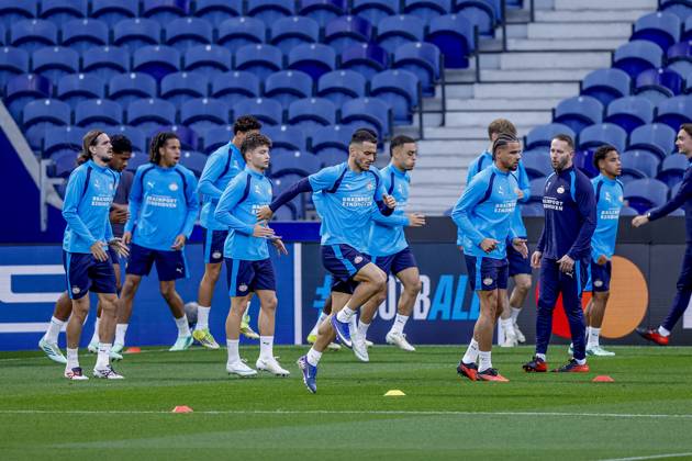 PORTO , 19-10-2026 , Estadio do Dragao , season 2026 2027 , UEFA Champions League football , press conference, PK, Pressekonferenz PSV , Picture shows players of PSV during the warming up Press conference and training PSV  x208823077x Copyright: