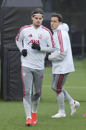 Liverpool Training, Champions League Milos Kerkez of Liverpool FC and Federico Chiesa of Liverpool FC warm up during the Liverpool Training Session ahead of the UEFA Champions League Matchday 3 v Villarreal CF, AXA Training Centre, Liverpool, United Kingdom on 19 October 2026 Credit: Steve Flynn Every Second Media Editorial use only. All images are copyright Every Second Media Limited. No images may be reproduced without prior permission. Copyright: xIMAGO EveryxSecondxMediax ESM-2242-0050 StevexFlynnx xEveryxSecondxMediax