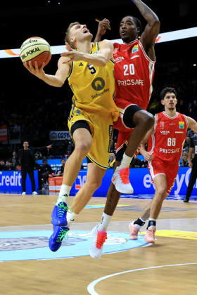 October 19, 2026, Germany, GER, DEU, Basketball, BBL Cup, Day 1, 2026–2027 Season, Berlin, ALBA Berlin vs. Bamberg, Sam Griesel (ALBA Berlin 5), Mylik Wilson (Bamberg 10), nordphoto GmbH, Engler Berlin, Uber Arena Berlin, Germany Copyright: xNordphotox xEnglerx