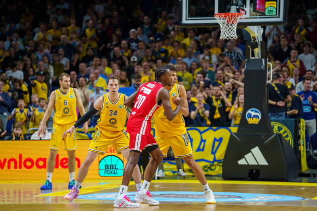 Pictured: Brandon Angel, ALBA BERLIN, 21, Hason Ward, BMA365 Bamberg Baskets, 20 19 10 2026, Alba Berlin vs. BMA365 Bamberg Baskets, BBL Cup Round of 16, Basketball, 2026–27 Season, Uber Arena Copyright: HMBxMedia xPascalxSpanehl