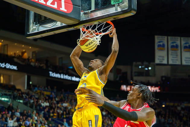 Pictured: Dunk by Sima, 77, Alba Berlin, October 19, 2026; Alba Berlin vs. Bamberg Baskets (BMA365), BBL Cup Round of 16, Basketball, 2026–27 Season, Uber Arena Copyright: HMBxMedia xPascalxSpanehl