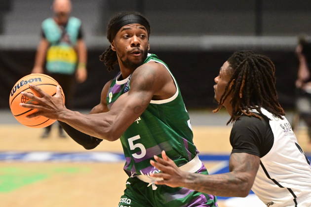 L-R Kendrick Perry (Malaga) and Trey Bonham (Pardubice) in action during men s Basketball Champions League, group E, 2nd round, BK KVIS Pardubice vs Unicaja Malaga, in Pardubice, Czech Republic, October 20, 2026. (CTKxPhoto JosefxVostarek) CTKPhotoP2026102006992  CTKPhotoP2026102006992
