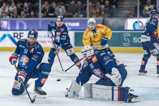 October 20, 2026, Zurich, Swiss Life Arena, National League: ZSC Lions vs. HC Davos, 54 Christian Marti (ZSC), 30 Goaltender Simon Hrubec (ZSC), 87 Lars Steiner (Davos), Zurich, Swiss Life Arena, Zurich, Switzerland Copyright: xJustPictures.ch StefanxEmchx jp-de-StEm-DSC0015220261020