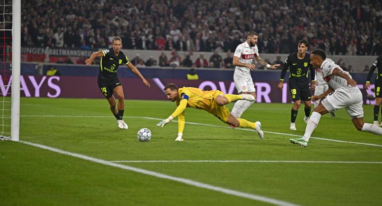 October 20, 2026, Soccer: 2026–2027 UEFA Champions League, Matchday 3, VfB Stuttgart vs. Atlético Madrid, at the MHP Arena in Stuttgart, Jamie Leweling (Stuttgart) vs. goalkeeper Jan Oblak (Atlético Madrid)