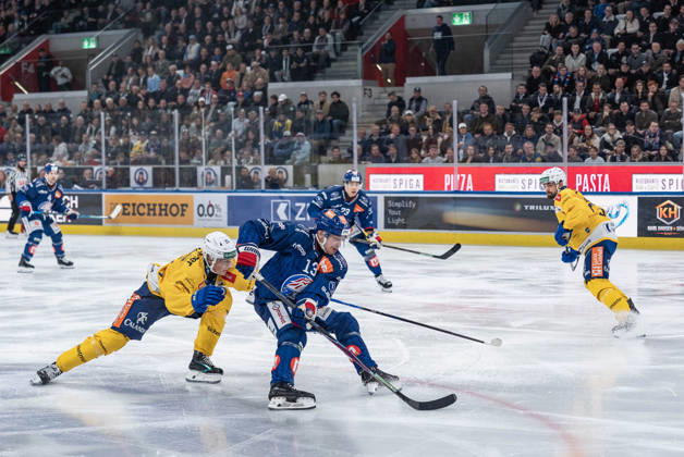 October 20, 2026, Zurich, Swiss Life Arena, National League: ZSC Lions vs. HC Davos, 25 Beni Waidacher (Davos), 13 Justin Sigrist (ZSC Zurich), Swiss Life Arena, Zurich, Switzerland Copyright: xJustPictures.ch StefanxEmchx jp-de-StEm-DSC0045320261020