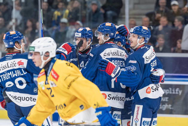 October 20, 2026, Zurich, Swiss Life Arena, National League: ZSC Lions vs. HC Davos, celebration of the ZSC Lions 1-2 goal by No. 88 Malte Strömwall (ZSC), 79 Thierry Bader (ZSC), 13 Justin Sigrist (ZSC), 44 Mikko Lehtonen (ZSC), 4 Patrick Geering (ZSC), Zurich, Swiss Life Arena, Zurich, Switzerland Copyright: xJustPictures.ch StefanxEmchx jp-de-StEm-DSC0051420261020
