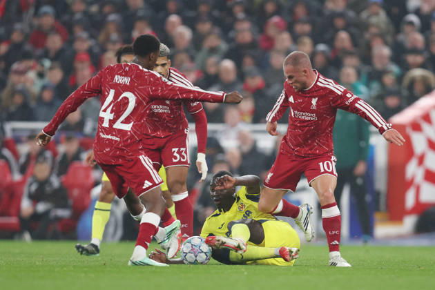Liverpool gegen Villarreal, 20. Oktober 2026, Liverpool, UEFA Champions League, Fußball, Gruppenphase: Liverpool gegen Villarreal – Pape Gueye von Villarreal im Zweikampf mit Alexis Mac Allister von Liverpool. Foto: Charlotte Wilson, Offside, Liverpool, Großbritannien  Copyright: xCharlottexWilsonx xOffsidexOffside