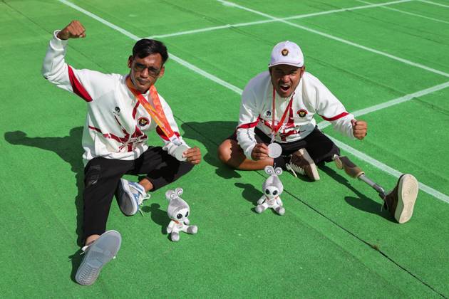 Indonesia wins silver medal in Asian Para Games 2026 OKAZAKI, JAPAN OCTOBER 21, 2026: Indonesian para archers Ken Swagumilang (right) and Arif Firmansyah (left) pose after the medal ceremony for the men™s compound doubles final at the 5th Asian Para Games Aichi-Nagoya 2026 held at Okazaki Chuo Sogo Park, Japan. Okazaki Aichi JP Copyright: x xDwixPrasetyax xJNAxPressx